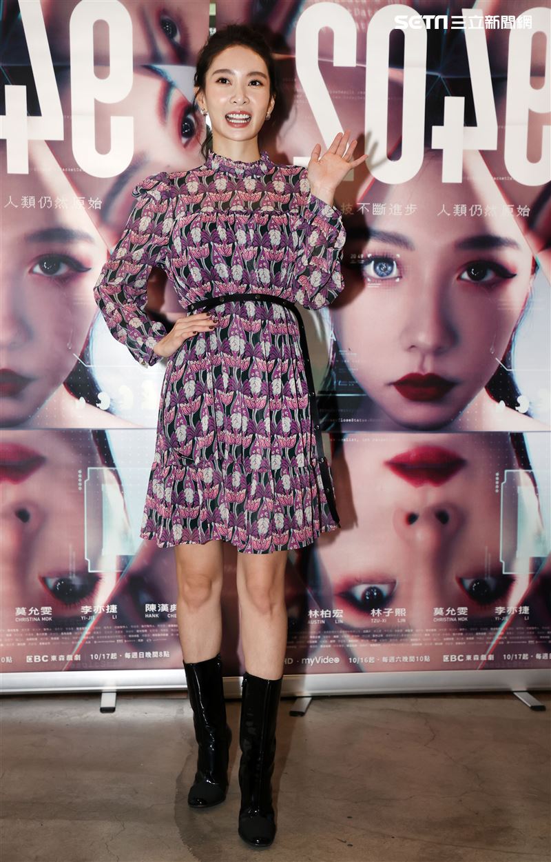 李亦捷「2049－幸福話術」第一、二單元交接。（記者邱榮吉/攝影）