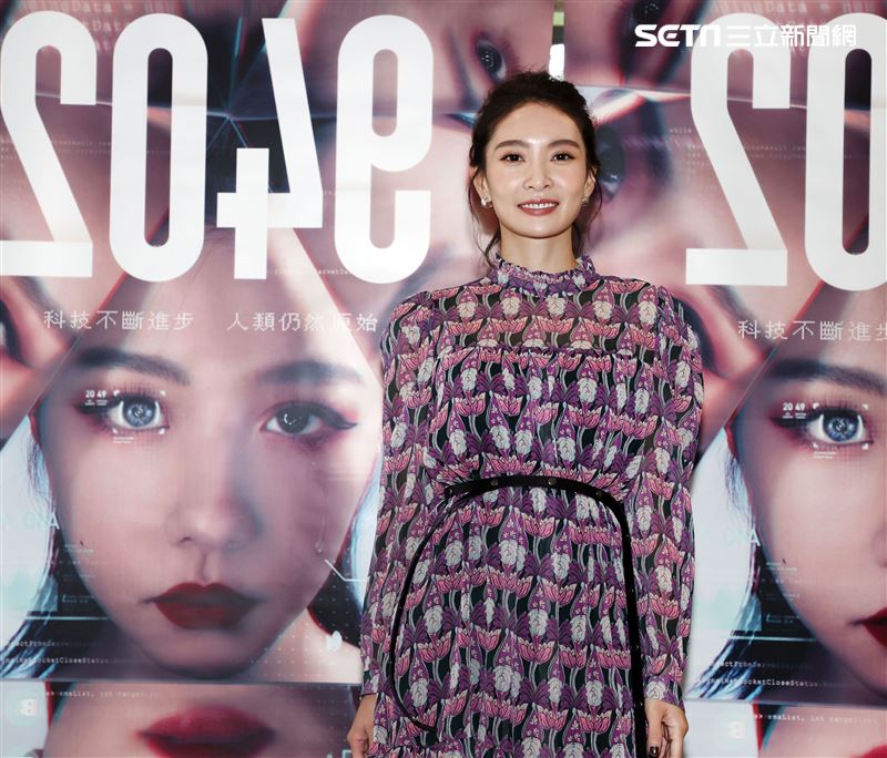 李亦捷「2049－幸福話術」第一、二單元交接。（記者邱榮吉/攝影）