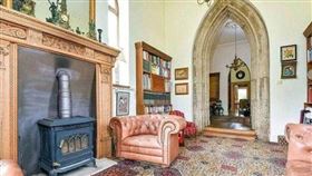 ▲英國哥德式塔樓改成豪華住宅。（圖／翻攝自保羅IG）