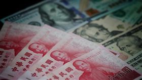 新台幣強升9.2分收創近24年新高（1）新台幣兌美元10日收盤收在27.816元，升值9.2分，台北及元太外匯市場總成交金額15.48億美元，盤中、收盤雙創近24年新高紀錄。中央社記者徐肇昌攝  110年5月10日