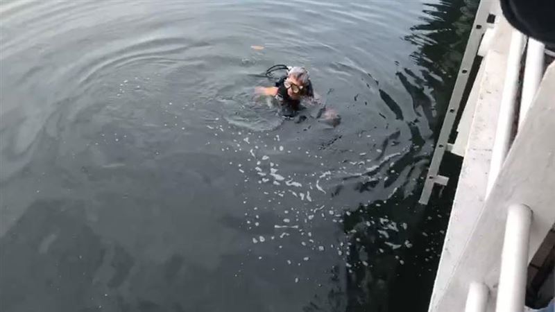 女廁所產子　父怕丟臉裹孫拋河下場曝