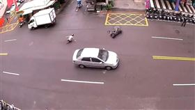 台中市美村南路，轎車撞機車，摔車1秒彈起來狂奔，火影忍者 (圖/翻攝自卦村-行車紀錄器影片上傳中心臉書社團)