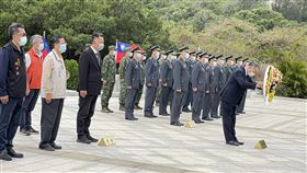 紀念古寧頭戰役72週年  國防部金門追思（2）古寧頭戰役72週年紀念日，國防部長邱國正（右）25日率員到金門太武山公墓主持追思祭祀典禮。金門縣長楊鎮浯（左4）表示，每年公祭代表金門鄉親對這段歷史的刻骨銘心，希望藉由這段歷史，喚醒國人對和平的渴望並追求和平。中央社記者黃慧敏攝  110年10月25日