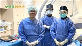 羅兆寶教授(左一)說明，腦中風約75%為缺血型中風，也就是有血塊、血栓堵住血管；而出血型中風約占25%，俗稱腦溢血。