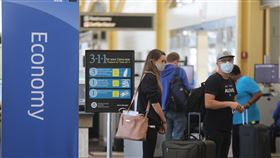 台灣旅客11月8日起赴美 須打完2劑AZ、BNT或莫德納美東時間11月8日零時起，所有外籍旅客須完整接種獲美國食品暨藥物管理局（FDA）核准或世界衛生組織（WHO）緊急使用清單上COVID-19疫苗，才可入境美國。圖為8月華府雷根機場內畫面。中央社記者徐薇婷華盛頓攝 110年10月26日