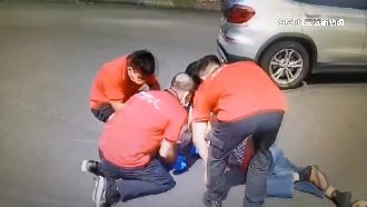 消防局前汽機車擦撞　消防員秒救援