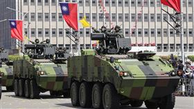 國慶大會  雲豹甲車登場110年國慶大會10日在總統府前登場，國軍雲豹八輪甲車車隊通過觀禮台，展現國防自主能量。中央社記者謝佳璋攝  110年10月10日