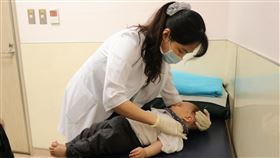 吳欣頤醫師替患者作理學檢查；圖非當事人（圖／亞大醫院提供）