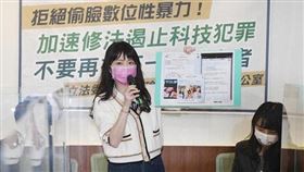 高嘉瑜25日在立法院召開「拒絕偷臉數位性暴力」記者會，並找來黃捷一同出席。（圖／翻攝自高嘉瑜臉書）