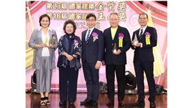  ▲東森集團旗下東森自然美、東森直消電商橫掃11項國家品牌玉山獎，總裁王令麟(右2)偕同東森新零售總經理紀坤傑(右1)、東森直消電商總經理陳美琪(左1)親自出席領獎，並與頒獎人監察院長陳菊(右2)及國家品牌玉山獎大會主委鍾佳濱(中)合影。（圖／業者提供）