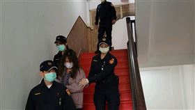 ▲張淑晶入獄後首度露面。被法警上銬押著進入高等法院開庭。似乎不願被媒體拍攝，轉過頭。（圖／記者楊佩琪攝）