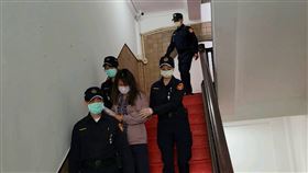 ▲張淑晶入獄後首度露面。被法警上銬押著進入高等法院開庭。似乎不願被媒體拍攝，轉過頭。（圖／記者楊佩琪攝）