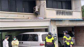 屋主出門抬頭嚇壞　翁仰躺自家遮雨棚