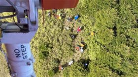 南投縣仁愛鄉梅松山稜線，合歡山主峰，女山友墜谷，男隊友救援也墜谷骨折，黑鷹直升機垂降吊掛救援 (圖/翻攝畫面)