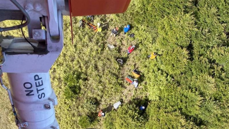攀梅松山2人墜谷　黑鷹垂降吊掛救援