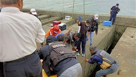 台中港，北防波堤，釣客落海，強風　（圖／翻攝畫面）