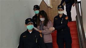 ▲張淑晶入獄後首度露面。被法警上銬押著進入高等法院開庭。似乎不願被媒體拍攝，轉過頭。（圖／記者楊佩琪攝）