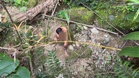 台中市太平頭汴山區，51歲蘇男，與女友吵架負氣離家，搜救隊花6天徒步搜索，在頭汴溪溪床發現蘇男全身赤裸，吃野果喝溪水過活 (圖/翻攝畫面)