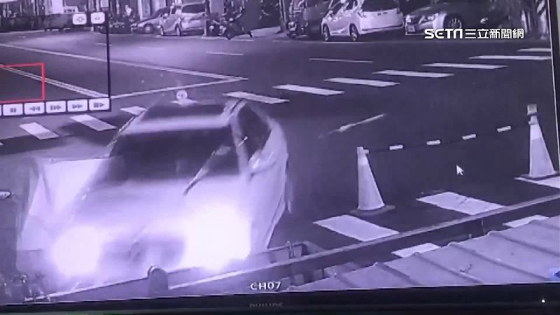 轎車閃自來水工程　衝撞檳榔攤、貨車