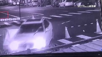 轎車閃自來水工程　衝撞檳榔攤、貨車