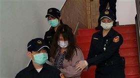 ▲張淑晶入獄後首度露面。被法警上銬押著進入高等法院開庭。似乎不願被媒體拍攝，轉過頭。（圖／記者楊佩琪攝）