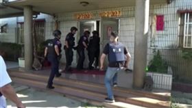 雲林警方，破獲偽造5倍券集團，擁槍自重，破門攻堅逮4嫌犯 (圖／翻攝畫面)