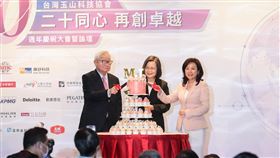 玉山科技協會20週年  蔡總統張忠謀同慶台灣玉山科技協會成立於2001年，26日在台北舉行20週年慶祝大會與論壇，晚間舉辦晚宴，協會理事長李紀珠（右）邀請總統蔡英文（中）、台積電創辦人張忠謀（左）一同切蛋糕，慶祝協會20週年。中央社記者裴禛攝  110年10月26日