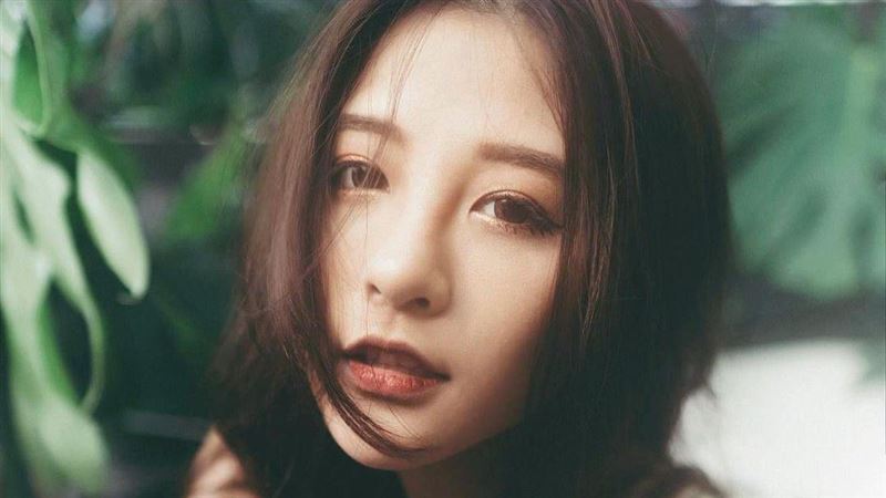 女神主播泳裝滑落　玉手捧出火爆豪乳