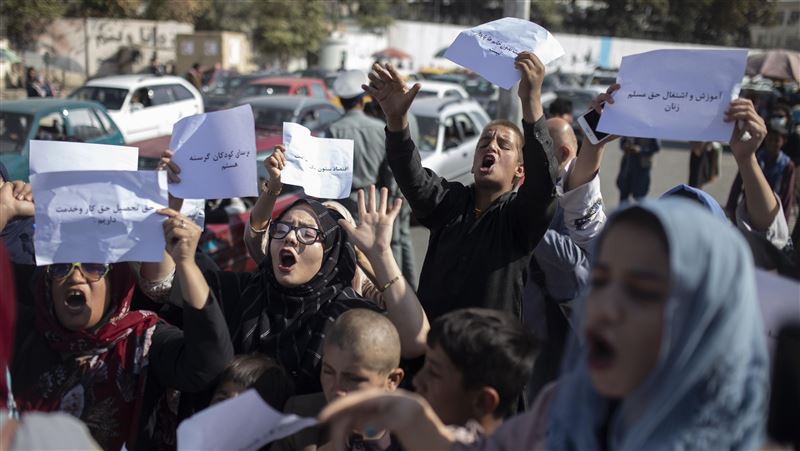 女性上街　抗議世界無視阿富汗危機