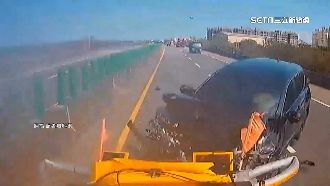 未注意車況！休旅車沒減速直撞防撞車