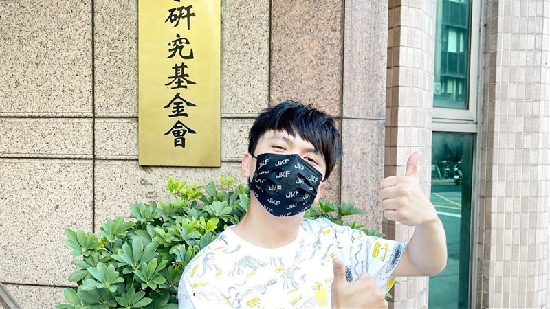 蔡阿嘎曾在國民黨智庫上班　月收曝光