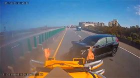 68快速道路,工程車,防撞車,撞擊（圖／翻攝畫面）