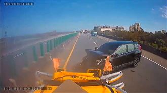 開車分神！休旅車「直直衝」撞緩撞車