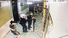 許女兒子與警員重回現場。（圖／翻攝畫面）