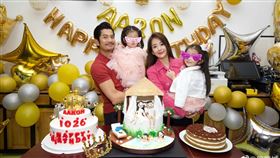 郭富城也罕見發出一家四口照，也讓兩個女兒正面露臉。（圖／翻攝自郭富城微博）