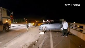 台61砂石掉滿地　4車爆胎1重機摔