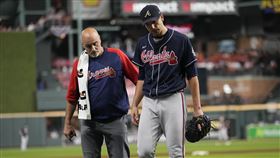 ▲莫頓（Charlie Morton）被強襲球擊中造成骨裂，剩下的季後賽都報銷。（圖／美聯社／達志影像）