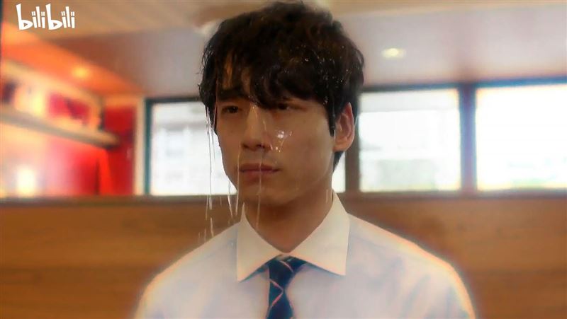 男星驚爆「假結婚」！餐廳內被潑水