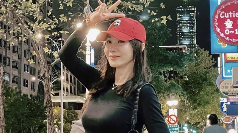 陳美鳳穿透視裝曬美背　細看竟然全裸