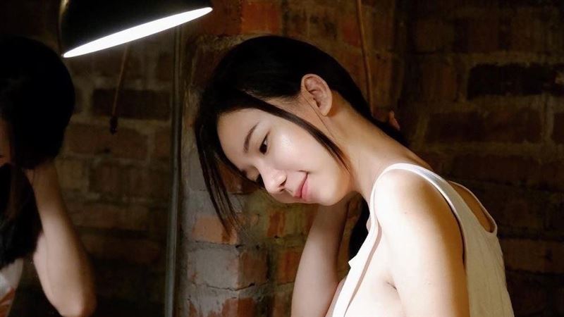 大馬女神剛起床　雪白側乳溢出睡衣