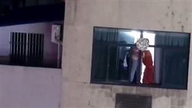 女直播主遭到觀眾批評唱歌難聽，因此情緒崩潰。（圖／翻攝自瀟湘晨報）