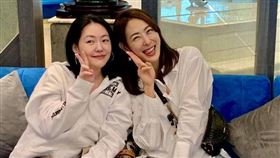 賈永婕今（27日）昨晚接到小S打電話炫耀「版面比你多」。（圖／翻攝自賈永婕臉書）