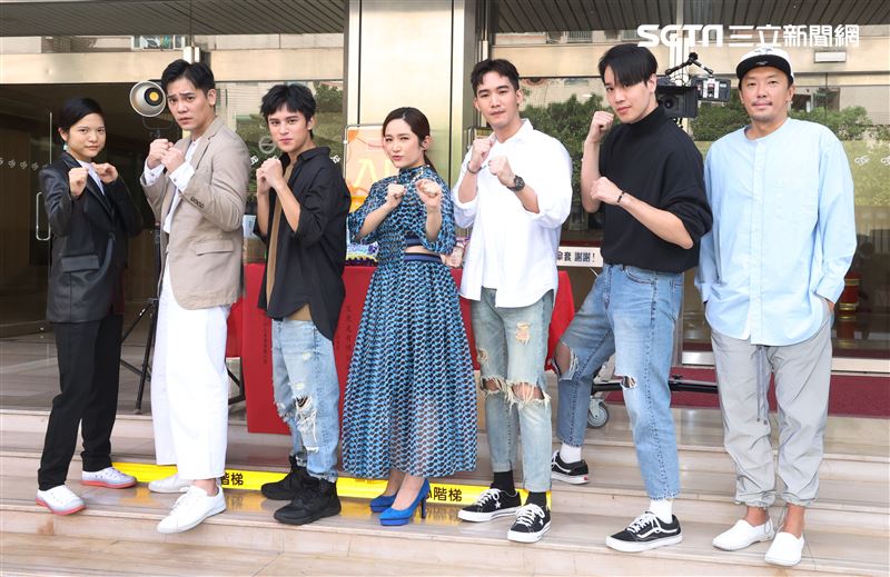 盧學叡、傅顯皓、李友珩、楊鎮、段鈞豪、羅美玲、謝毅宏出席原民台青春成長劇「虎虎生風」開鏡儀式。（記者邱榮吉/攝影）