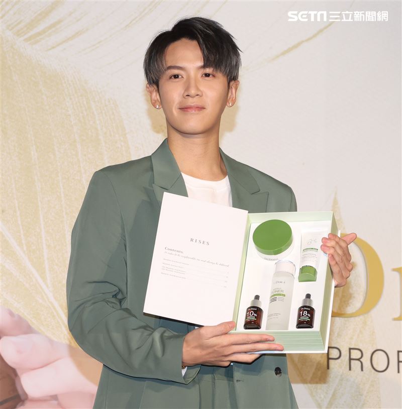 柯震東朵璽杏仁酸系列熱銷慶功。（記者邱榮吉/攝影）