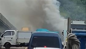 國道一號汐止交流道旁發生油罐車火燒車事件。（圖／翻攝自記者爆料網）
