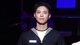 朴寶劍近日穿著海軍服的帥氣平頭樣，在韓網掀起一波熱藝。（圖／翻攝自wikitree）