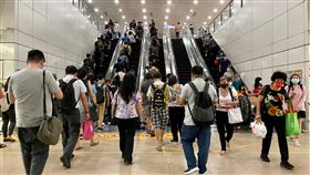 新加坡追求「與病毒共存」目標不變儘管面臨新一波疫情，新加坡追求「與病毒共存」的目標仍未改變。圖為地鐵站內的人群，攝於25日。中央社記者侯姿瑩新加坡攝 110年10月27日