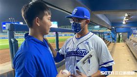 布魯斯將首勝球親手交給楊彬。（圖／記者王怡翔攝影）