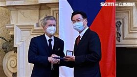 外交部長吳釗燮接受捷克參議院議長韋德齊（Miloš Vystrčil）頒發「國際貴賓」銀質獎章。（圖／外交部提供）