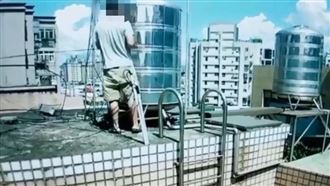 水塔飄藍綠黏稠物　竟是他放老鼠藥